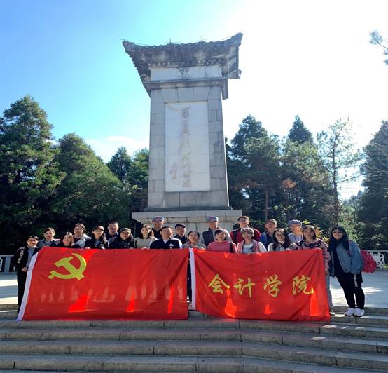 图片包含 树, 天空, 户外, 红色描述已自动生成