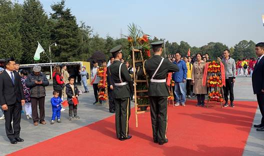 图片包含 天空, 户外, 人员, 小地毯描述已自动生成